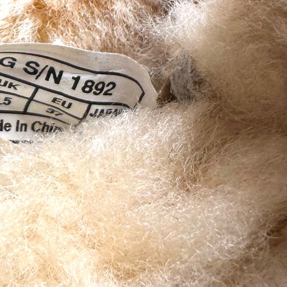 UGG Boots with Metal Decal Size 6 - Picture 7 of 9